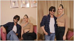Dua lipa strips down to sparkly pink lingerie after making two outfit changes during her racy performance. Shah Rukh Khan Meets Dua Lipa Ahead Of Her Mumbai Concert What A Charming And Beautiful Young Lady Entertainment News Hindustan Times
