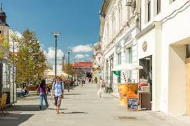 Maybe you would like to learn more about one of these? Cluj Napoca Rumanien 25 August 2014 Touristen Zu Fuss Stadtzentrum In Der Altstadt Von Cluj Napoca Lizenzfreie Fotos Bilder Und Stock Fotografie Image 39272470