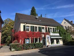 Das haus wurde 2010 aufwendig saniert und modernisiert, z. Referenzen Vermietung Bernstein Immobilien Rosrath