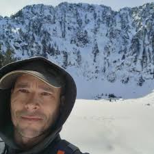 What causes tradescantia leaf tips to turn crisp and brown?