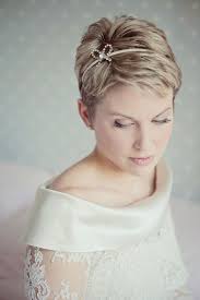 Aujourd'hui, les coiffures de mariages sont diverses et variées. 50 Coiffures De Mariee Pour Cheveux Courts