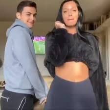 Besides her profession, the thing that makes her popular is her love life. Oriana Sabatini Dybala Ballo Sexy In Casa Video