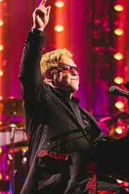 Jun 23, 2021 · in einer videobotschaft wandte sich elton john am mittwoch direkt an seine fans. Elton John Sind Seine Kinder Wichtiger Als Sein Partner