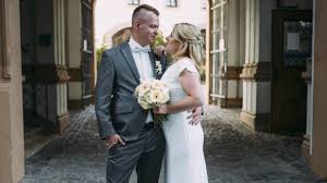 Die menschen aus dem dorf oder stadtviertel kamen zusammen und warfen nach einem richterspruch so lange steine auf den oder die schlaf ist unterschätzt. Hochzeit Auf Ersten Blick Finale Wer Ist Noch Zusammen Promiflash De
