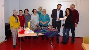Wir finden für dich die besten und beliebtesten schnittmuster im internet. Frauenhaus Landau Erhalt Spendenscheck Und Selbstgestricktes Aus Germersheim Spende Des Neujahrsempfangs Ubergeben Germersheim
