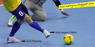 Hasil gambar untuk cara passing pada bola futsal bagian kaki dalam