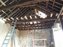 Lambourdes En Douglas Posees De Niveau Sur Les Poutres Anciennes De La Cidrerie Patrimoine Campagne Maison Architecture Ch Charpente Architecture Poutre