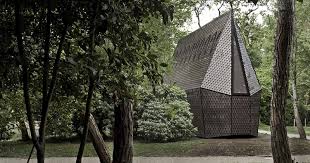 Riapre il bosco con le Vatican Chapels della 16a Biennale di ...