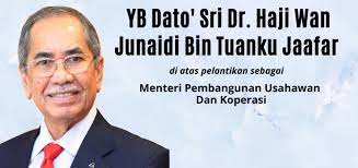 Ia adalah deputi menteri urusan dalam negeri dan saat ini menjadi anggota parlemen malaysia untuk konstituensi santubong di sarawak. Tahniah Yb Dato Sri Dr Haji Wan Junaidi Bin Tuanku Jaafar Kapb