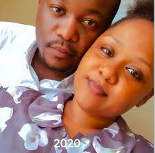 mdada mmoja huko tiktok kutoka tanzania ameshare picha akiwa na mmewe  kuanzia 2019 mpaka mmewe alipopatwa na umauti 2025 ila nimejifunza kitu  kumbe duniani bado wadada wenye upendo wa dhati wapo na