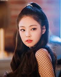 Potongan rambut yang semakin lama semakin panjang di samping wajah, dapat membingkai wajah. 16 Gaya Rambut Jennie Blackpink Buat Inspirasi Setiap Hari Sheblinks Blog Remaja Cewek