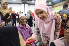 How much does nurul izzah anwar make per instagram post? As Nurul Izzah Riles Up Public Via Hard Hitting Remark Anwar Ibrahim And Deputy Prime Minister Dr Wan Azizah Jump To Daughter S Defence The Independent Singapore News
