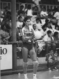 O caso foi confirmado pelo time paulista nesta noite, uma hora antes do confronto com o vôlei renata, que decidirá o primeiro lugar da fase de classificação do campeonato paulista. Musa Do Volei Nos Anos 80 Vera Mossa Torce Pelo Filho De Perto E Declara As Pessoas Ainda Me Reconhecem Retratos Da Bola Extra Online