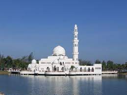 Bangunan warisan istana maziah yang berusia lebih daripada 100 tahun ini tetap utuh dan teguh. Bangunan Bersejarah Di Terengganu Masjid Putih Mexico Places To Visit Norway Places To Visit Beautiful Mosques