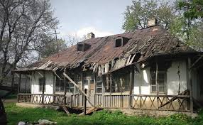 Undeva prin 2013, casa parea pierduta in degradare. ClacÄƒ Pentru Repararea Casei Lui George Enescu