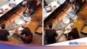 Discover short videos related to pause challenge ff gambar jorok on tiktok. Jorok 5 Penjual Makanan Ini Cuci Alat Makan Pakai Air Kotor