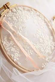 Porte Alliances Avec Dentelle Delicate Et Ruban Satin Abricot Tres Romantique Parfait Pour Themes Vintage Embroidery Hoop Wedding Cushion Linens And Lace