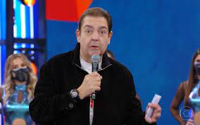 Silva is a married man who fell in love with a former model and journalist luciana cardoso who is 27 years younger than him. Leaving Globo Fausto Silva Closes A Five Year Contract With Band Entertainment Prime Time Zone