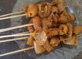 Masukkan daun bawang, sambil terus di aduk, jangan biarkan bawangnya gosong. Maknyus Sate Cecek Ibu Darmi Bangsri Halaman All Kompasiana Com