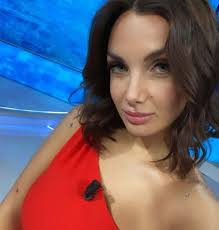 Sono grata a ilary, mediaset e la produzione. Isola Dei Famosi Elettra In Rosso Conoscete Il Prezzo Dell Abito