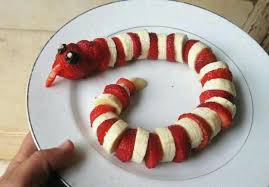 Fruit Snake Duh Why Did We Not Think Of This Essen Humor Lebensmittelhandwerk Lustig Essen
