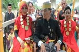 Kebanyakan masyarakat orang asli berkahwin ketika usia masih muda. Tradisi Unik Pernikahan Keturunan Bangsawan Bugis Dan Mandar Halaman All Kompas Com