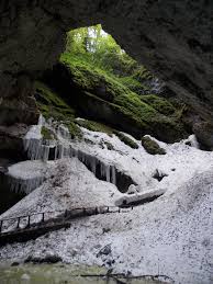 De joi 1 iulie 2021, peștera „ghețarul de la scărișoara va fi redeschisă pentru vizitare, până atunci urmând să fie finalizate lucrările de reamenajare a. ScÄƒriÈ™oara Hohle Mapio Net