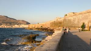 Trapani has a lively atmosphere due to its position as the capital and its economic activities as a port. Trapani Rundgang Durch Siziliens Unterschatzte Stadt
