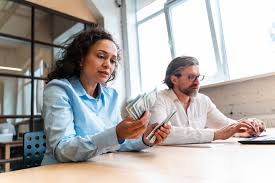 Osoba współpracująca - kim jest i jak ją rozliczać w 2026 roku?