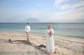 Maka dari itu, adanya referensi gaya terbaik foto di pantai akan memudahkan kalian agar tidak kelamaan memikirkan gaya. 13 Ide Pre Wedding Tak Bersentuhan Bagi Yang Berhijab Mesra Namun Tetap Santun Dan Elegan
