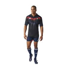 A noter que l'arrière rochelais galon apparait dans le groupe. Maillot D Entrainement De L Equipe De France De Rugby Adidas