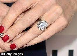 Jennifer Garner S Massive 4 5 Carat Sparkler Poses Problems Diamond Rings With Price Round Diamond Engagement Celebrity Wedding Rings