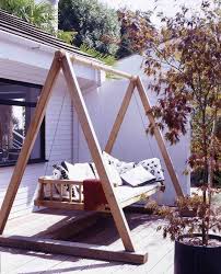 Gartenschaukel Mit Holzgestell Auf Der Terrasse 2019 Amenagement Jardin Balancoire Jardin Design Jardin