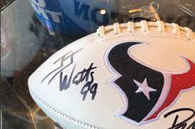 Я могу одолжить твой карандаш? J J Watt Calls Out Fake Autographed Football Won At Charity Auction Notes They Didn T Even Spell His Name Correctly