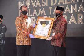 Penghargaan juga ditujukan kepada pengerusi jawatankuasa teknologi maklumat pkg daerah sibu, cikgu richard a/l anok; Juara I Lomba Inovasi Daerah Oleh Kemendagri Ayat Cahyadi Ini Kado Untuk Hut Kota Pekanbaru