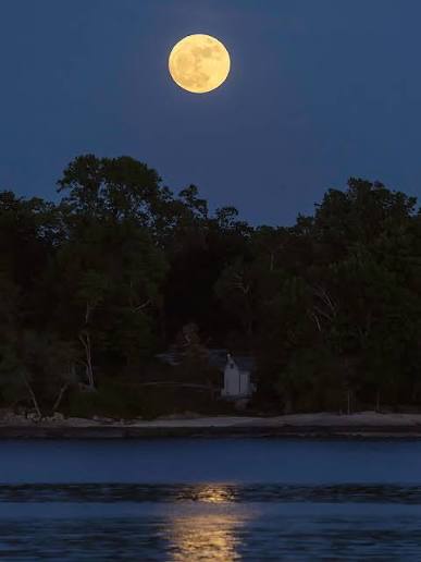 Stony Creek Blue Moon” Despite its namesake a full Blue Moon has nothing to  do with the actual color blue, but the fact that it is the second full moon  in a