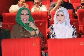 It is a sequel to hantu kak limah balik rumah (2010) and husin, mon dan jin pakai toncit (2013) as well as the third and final film in hantu kak limah film series. Hantu Kak Limah Bakal Riuhkan Pawagam Bermula 9 Ogos 2018 Finas