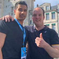 S'il brille sur le petit écran, sa. David L Ami Des Stars Avec L Acteur Vinnie Dargaud Leo Scenes De Menages M6 Facebook