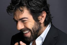 Favino traccia ghirigori di parole, giocando con il tono e con le sillabe, e poi, di colpo, arriva al punto: Pierfrancesco Favino Attore Biografia E Filmografia Ecodelcinema