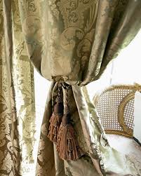 لون كنب صالتي زيتي على ذهبي ممكن تساعدوني بتكملة الأثاث عالم حواء