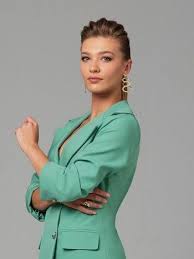 Dosyadaki detaylara göre, melisa döngel babasının cinsel istismarına henüz çocuk yaşta, lise 1'nci sınıfta okurken maruz kaldı. You Will See Melisa Dongel In A Completely Different Character In Her New Series After Sen Cal Kapimi