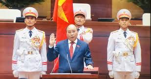 Jun 14, 2021 · các ông nguyễn xuân phúc (trái) và phạm minh chính vừa nhậm chức tân chủ tịch nước và tân thủ tướng chính phủ việt nam vào tháng tư năm 2021 tại kỳ. Chá»§ Tá»‹ch NÆ°á»›c Nguyá»…n Xuan Phuc Tuyen Thá»‡ Nháº­m Chá»©c Baotintuc Vn
