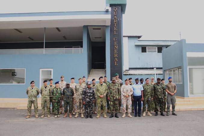 Militares das FADM em sessão de formação com instrutores europeus e franceses no campo de treino da Katembe, Maputo, Moçambique, junho de 2026