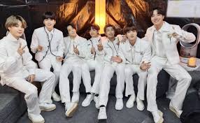 Hola, bueno encontre la menera de tener el juego en la pc yo ya lo empecé a jugar y me funciona muy bien. Juegos De Bts 2021 Bts 2021 Season S Greetings Byë¡œë¦¬ Mermaid Story