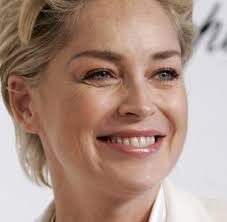 Sharon stone schlägt die beine übereinander, höschen, kein höschen, es gibt große aufregung, und es ist die szene, die man bis heute mit der 61 jahre alten schauspielerin in verbindung bringt. Geburtstag Sharon Stone Die Femme Fatale Wird 50 Welt