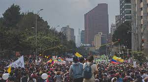 Colombia incrementó su producción de café de manera drástica, lo cual llevó a una caída internacional de los precios internacionales. Los 10 Problemas Sociales De Colombia Mas Graves