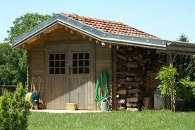 L'entreprise smn charpente réalise tous les travaux de charpente en bois, que ce soit pour un abri de voiture, un agrandissement de maison, une véranda, une pergola ou encore une création de terrasse. Construction Abris De Jardin Bourgoin Jallieu