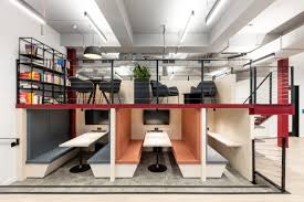 Memasang lantai mezzanine sebagai bagian dari desain ulang kantor langsung meningkatkan luas lantai yang berharga di mana ruang menjadi kendala. 5 Hal Untuk Memaksimalkan Ruang Pada Desain Ruang Kantor Kecil Rupacita