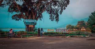 Cukup ikuti jalan yang ada, teman traveler akan sampai di gerbang masuk bendungan. Wisata Bendungan Selorejo Malang Sepasangcarrier