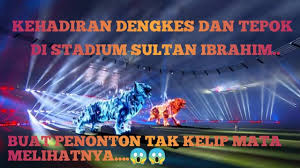 Kedua adalah ruang tengah yang disebut pringgitan dan ketiga adalah ruang belakang (dalem) yang berfungsi sebagai ruang keluarga. Kehadiran Dengkes Dan Tepok Di Stadium Sultan Ibrahim Membuatkan Penonton Tak Kelip Mata Youtube
